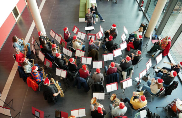 Blasorchester Krainhagen begeistert am 3. Advent im Schaumburger Klinikum