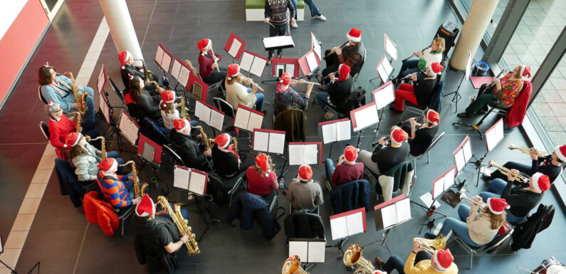 Blasorchester Krainhagen begeistert am 3. Advent im Schaumburger Klinikum