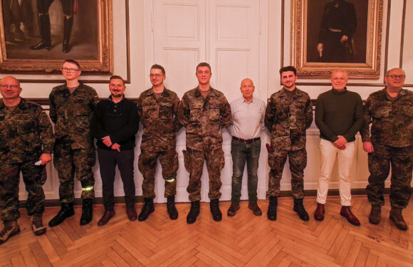 „Leuchtturmprojekt der Partnerschaft zwischen den Soldaten und dem Bürgerbataillon“: Erfolgreiche Sammlung für Kriegsgräberfürsorge in Bückeburg