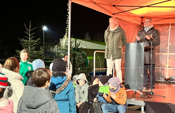 Mit Landeskirche und Bürgerbataillon: Traditionelles Weihnachtssingen beim VfL Bückeburg
