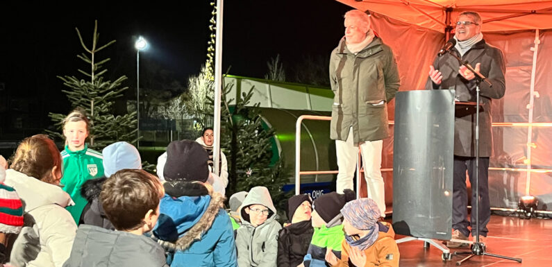 Mit Landeskirche und Bürgerbataillon: Traditionelles Weihnachtssingen beim VfL Bückeburg