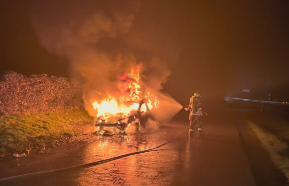 Feuerwehren löschen lichterloh brennendes Auto auf der A2
