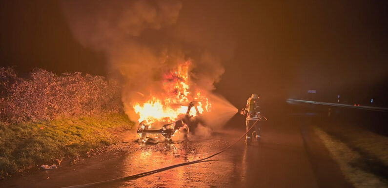 Feuerwehren löschen lichterloh brennendes Auto auf der A2