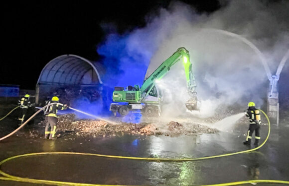 Feuerwehr löscht Brand auf dem Gelände der AWS in Sachsenhagen