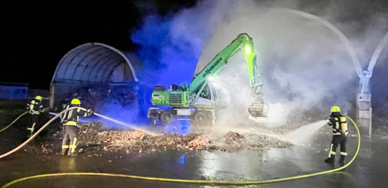 Feuerwehr löscht Brand auf dem Gelände der AWS in Sachsenhagen