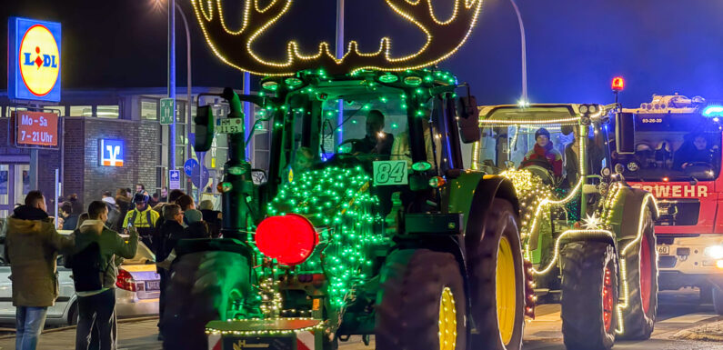 6. Lichterfahrt der Landwirte: Weihnachtlich geschmückte Traktoren brachten Rinteln zum Leuchten