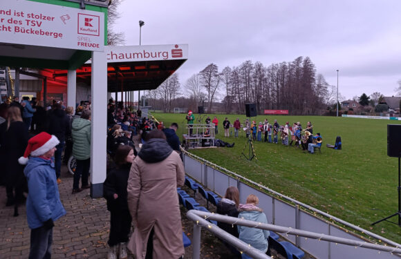 Großes Weihnachtssingen begeistert im Mühlenbachstadion