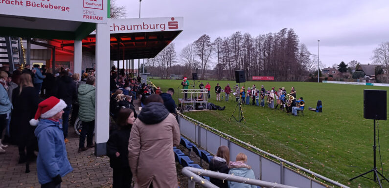 Großes Weihnachtssingen begeistert im Mühlenbachstadion