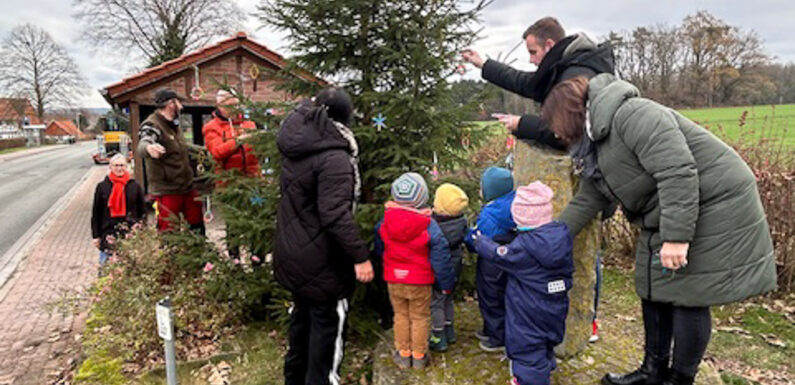 Vertreter des Kinderparlaments schmücken den Weihnachtsbaum in Wendthagen
