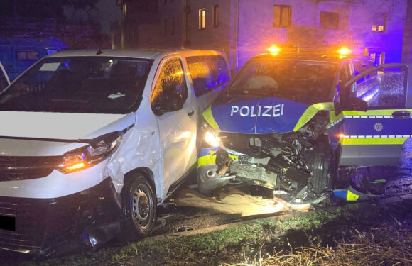 Minden: Sechs Verletzte bei Unfall zwischen Polizeifahrzeug und Schülertransporter