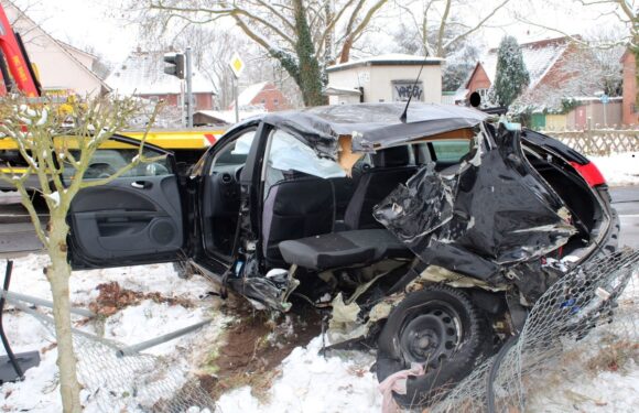Porta Westfalica: Autofahrer umfährt Schranken und wird von Zug erfasst (Video)