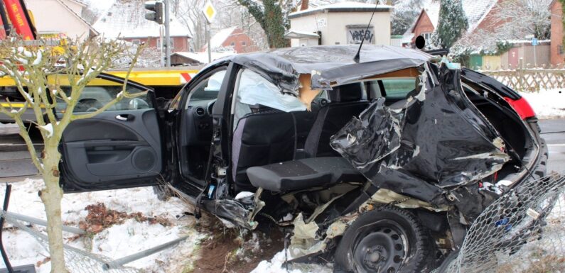 Porta Westfalica: Autofahrer umfährt Schranken und wird von Zug erfasst (Video)