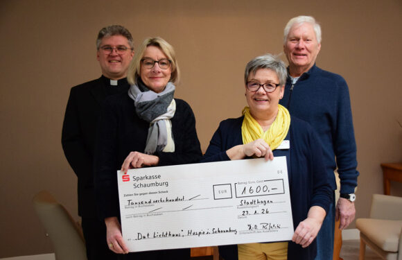 Rhythm & Joy und Pfarrer Grabowski übergeben Rekordsumme an Hospiz „Dat Lichthuus“ Stadthagen