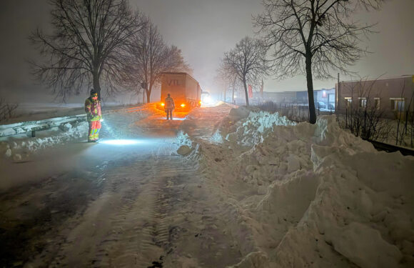 Fahrzeuge bleiben in Schneeverwehungen auf Bundesstraße 442 stecken