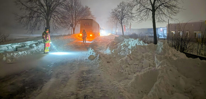 Fahrzeuge bleiben in Schneeverwehungen auf Bundesstraße 442 stecken