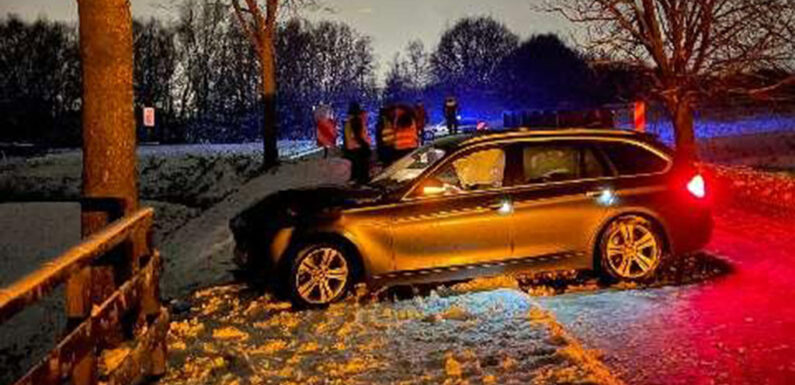 Unfall: Mindener BMW-Fahrer prallt auf der Schaumburger Straße in Bückeburg gegen einen Baum