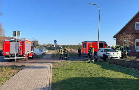 PKW kollidiert mit Mauer, Schildern und Laterne