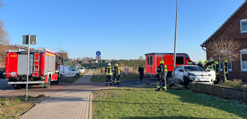 PKW kollidiert mit Mauer, Schildern und Laterne