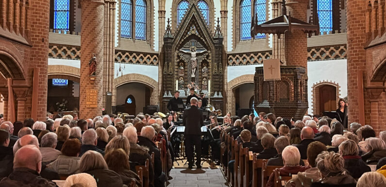 24. Neujahrskonzert der Ratsband Stadthagen begeistert in Hagenburg