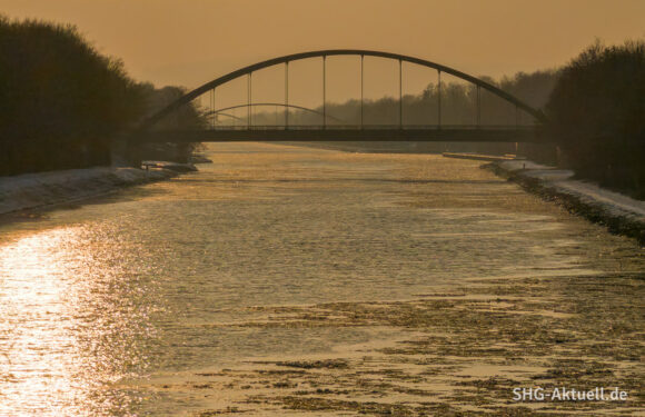 Situation weiter verschärft: Eisbrecher auf dem Mittellandkanal im Einsatz