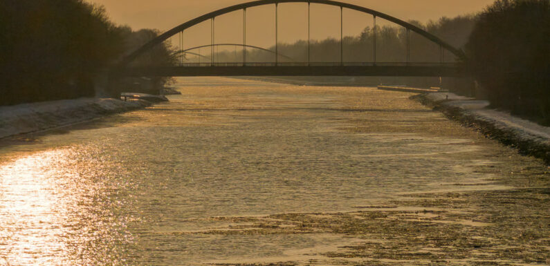 Situation weiter verschärft: Eisbrecher auf dem Mittellandkanal im Einsatz